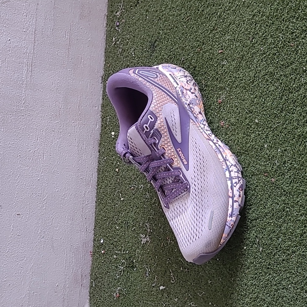 Brooks Ghost 14 Delicate Dyes, size 9